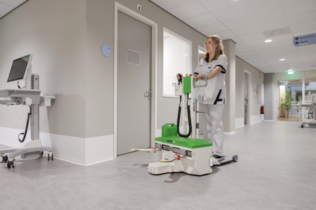 A nurse steering a hospital bed single handed with the MOVEXX TT0450-M-BM bed mover at Amphia hospital