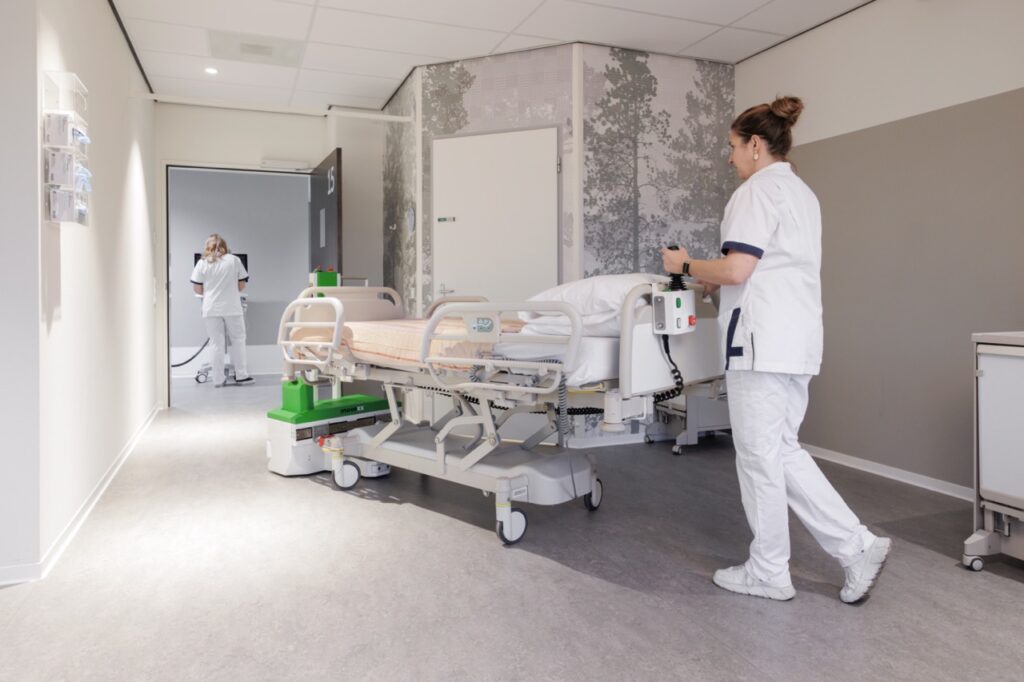MOVEXX TT0450-M-BM bed mover in daily use on a hospital ward at Amphia hospital